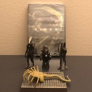 Aliens figures & DVD set only 25$ for all!
